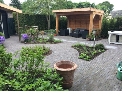 Tuinaanleg met houten overkapping