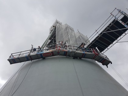 Hangbrug om ronding aan steigerconstructie