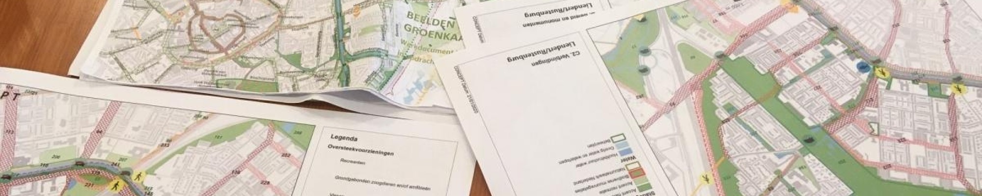 Uitgeprintte groenkaarten van Amersfoort gespreid over tafel.