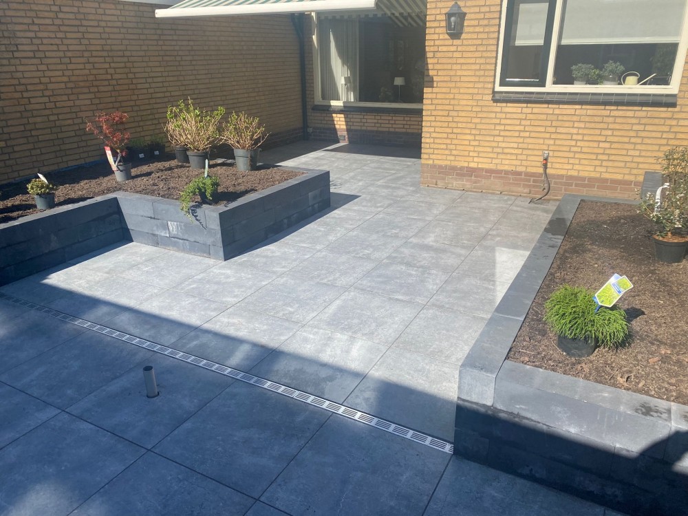 Keramische tegels, voeg varistone, bloembakken, druppelleiding, goot