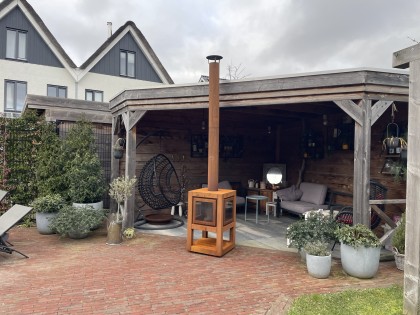 roest haard buiten met glas