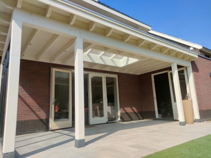 Veranda aan huis met daklicht