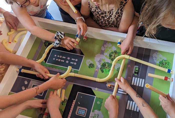 Kinderen spelen de warmtequiz.