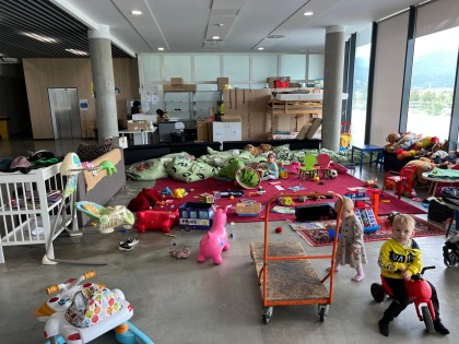 Speelgoed en kinderspullen in een Oekraïens vluchtelingen centrum in Roemenië.