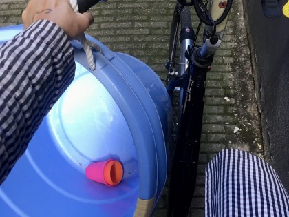 Carolien Adriaansche blauw plastic afval op de fiets 8