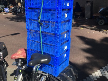 Carolien Adriaansche blauw plastic afval op de fiets 9