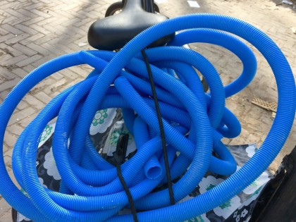 Carolien Adriaansche blauw plastic afval op de fiets 12