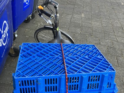Carolien Adriaansche blauw plastic afval op de fiets 5