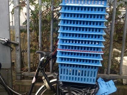 Carolien Adriaansche blauw plastic afval op de fiets 2