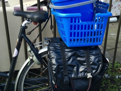Carolien Adriaansche blauw plastic afval op de fiets
