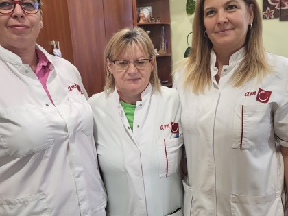 Personeel instelling voor gehandicapte kinderen in gedoneerde medische kleding van het A'dam UMC