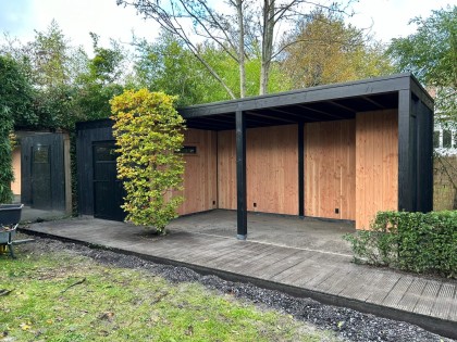 Zwarte overkapping met houten wanden