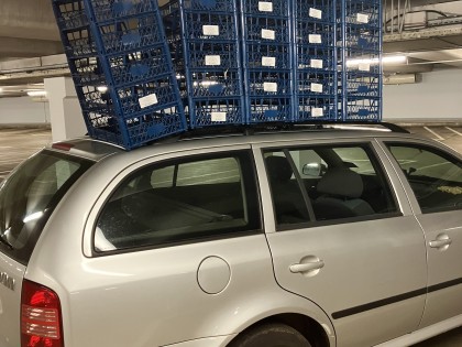 Carolien Adriaansche Transport new crates at the Hague Market.