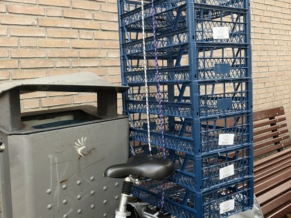 Carolien Adriaansche plastic kratten op de fiets