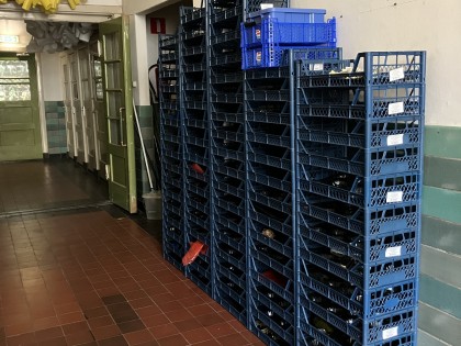 Carolien Adriaansche plastic kratten op het atelier
