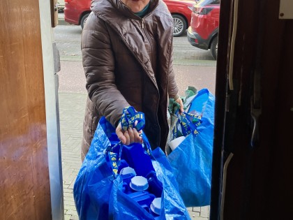 Janneke met verzamelde plastic