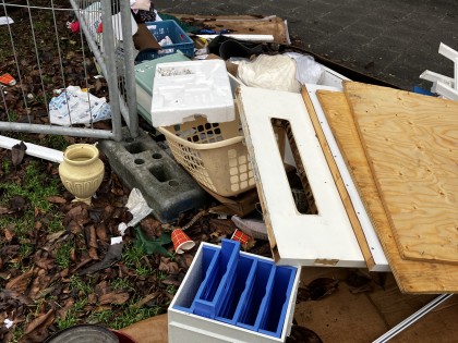 Blauw plastic afval in mijn wijk