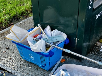 Blauw plastic afval in mijn wijk