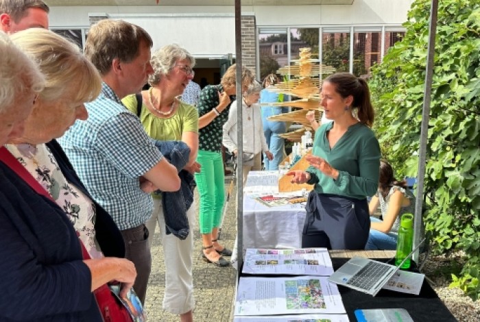 bezoekers bij de Groene Markt