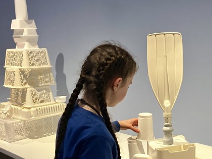 Carolien Adriaansche Kinderbiënnale - zelf bouwen met wit plastic afval