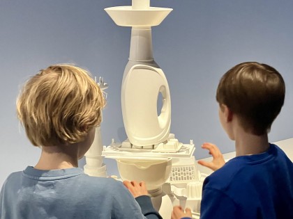 Carolien Adriaansche Kinderbiënnale - zelf bouwen met wit plastic afval