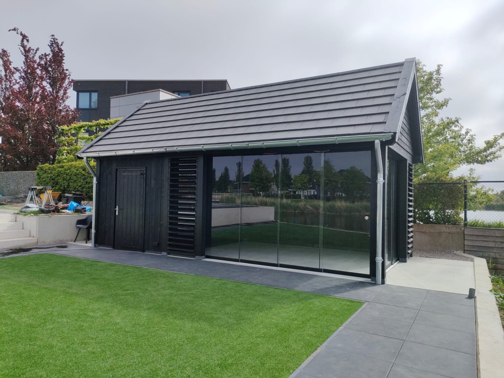 Zwarte Douglas constructie zadeldak Almere Buitenleven