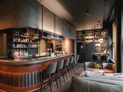 Aan de hotel bar