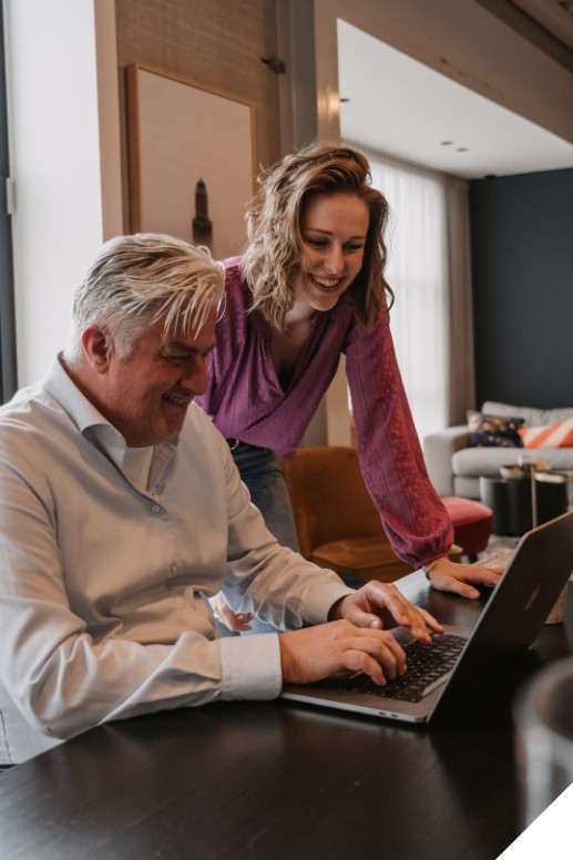 Financieel adviseur en ondernemer bekijken samen gegevens op een laptop aan tafel, als illustratie van boekhouding, belastingaangiftes en financieel advies voor MKB en zzp’ers.