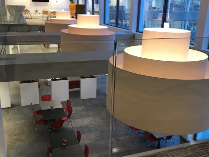 Grote lampenkappen Gemeentehuis Gooisemeren
