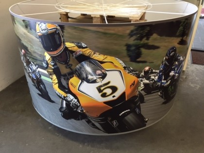 Grote lampenkap, showroom motorzaak