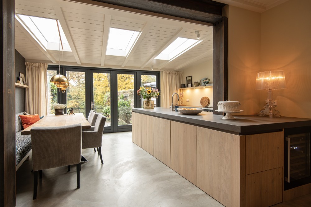 Luxe industriële houten keuken met kookeiland