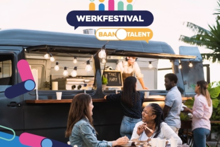 En foodtruck op het werkfestival inclusief mensen die genieten van een hapje en drankje