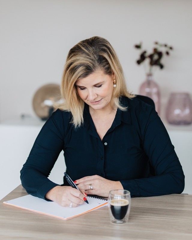 Foto van Bianca Oosterink en een foto van het kantoor van OVENA