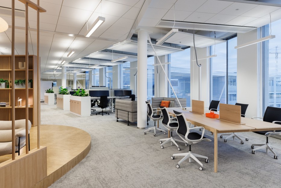 Lege kantoorruimte met bureaustoelen