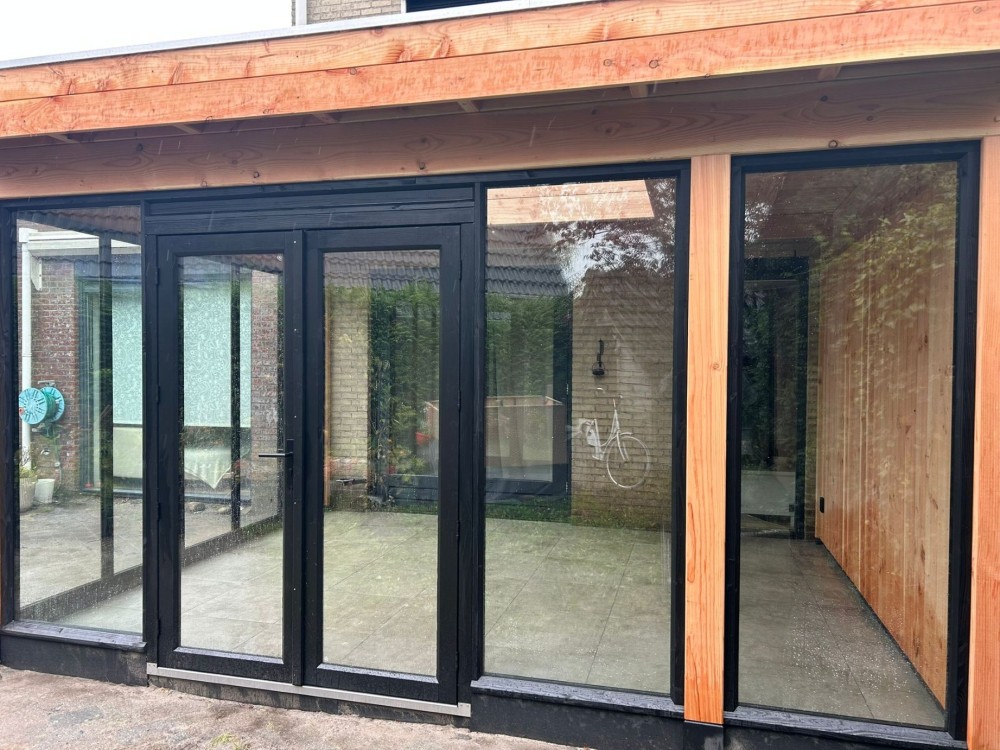 Douglas aanbouwveranda met glazen wanden gebouwd in Lelystad