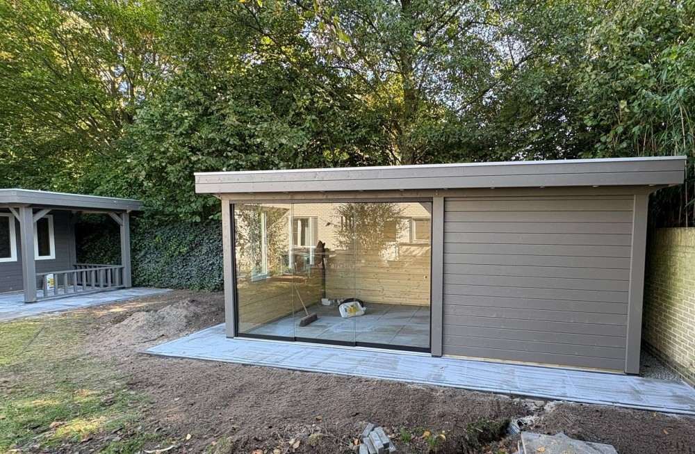Tuinkamer met glazen schuifwand in Nijkerk