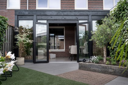 zwarte veranda met glas