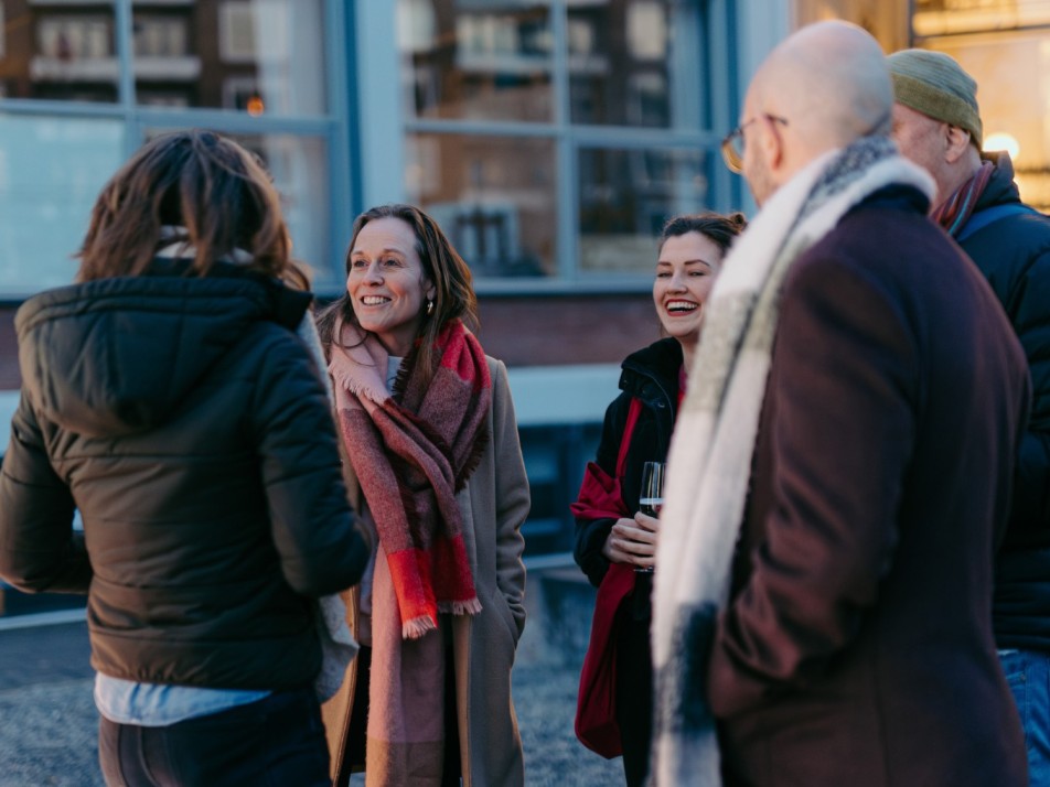 in geanimeerd gesprek met een aantal stakeholders op straat