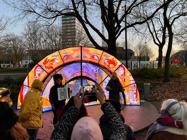 een verlicht kunstinstallatie op het Frederiksplein in Amsterdam waar buurtbewoners samenkomen
