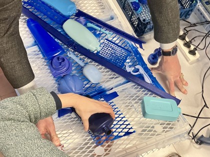 De Afvaljuf - workshop bedrijfslogo van plastic afval
