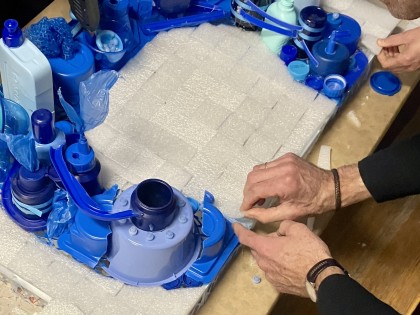 De Afvaljuf - workshop bedrijfslogo van plastic afval