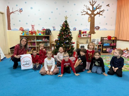 De klas van Julia Kovacs bedankt ons tijdens kerstbijeenkomst