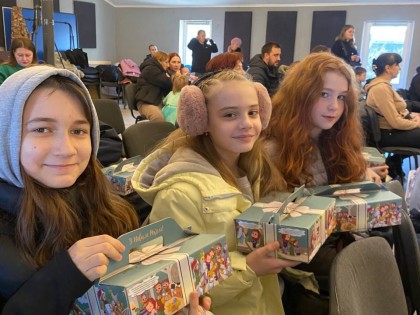 Meisjes in Kyiv ontvangen kerstcadeaus