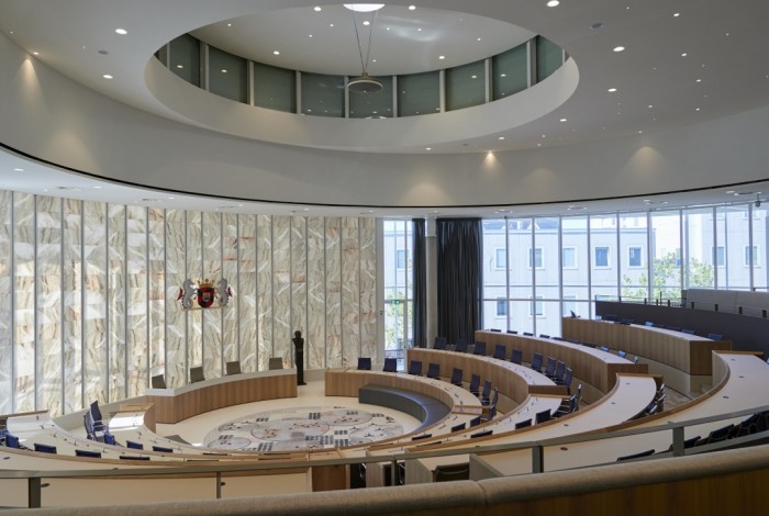Overzichtsfoto van de Almeerse raadzaal