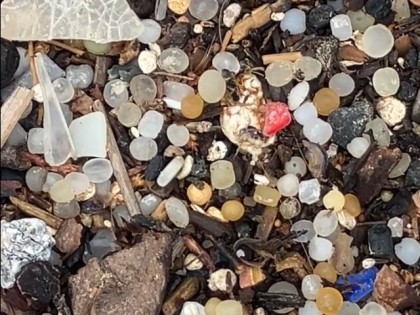 Carolien Adriaansche - Strand Middellandse zee - nurdles