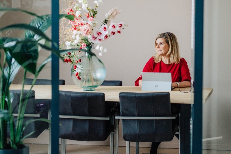 Bianca Oosterink in een vergaderruimte van het kantoor OVENA