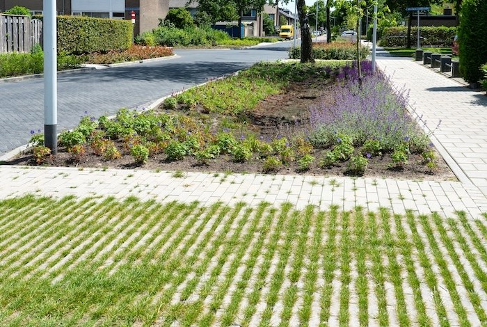 Doorlatende bestrating en groene plantvakken