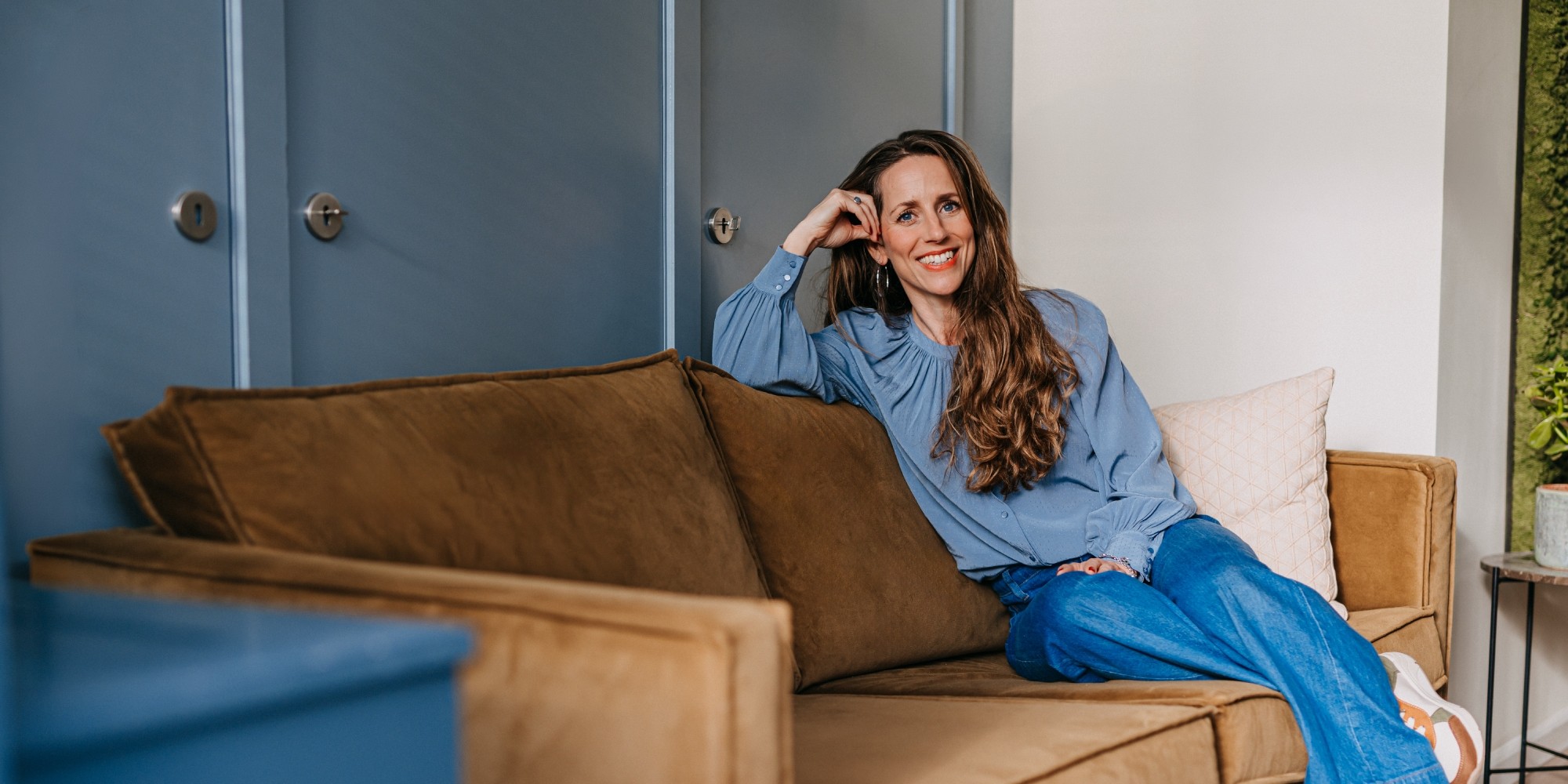 Afbeelding van Lotte Horlings op een bank
