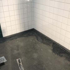 Holle_plinten_troffelvloer_smeren_kleedkamers