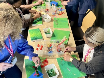De Afvaljuf - Kinderrijk - plastic afval speeltuin